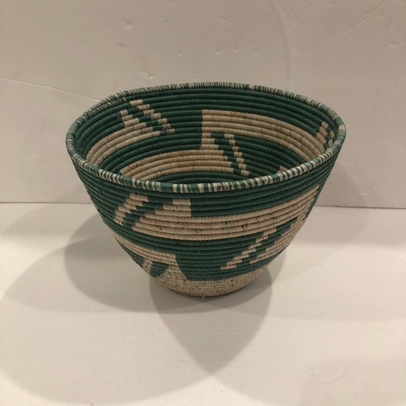 Hand woven basket/planter - Picture 7 of 7